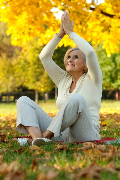 Old woman sitting — Stock Photo, Image