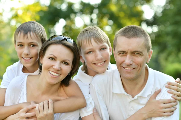 Retrato de uma boa família na natureza — Fotografia de Stock