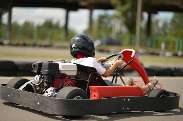 Adolescent garçon dans go-kart — Photo