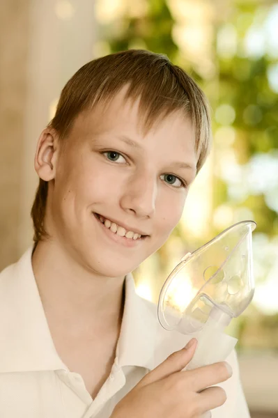 Kleine jongen met inhalator — Stockfoto