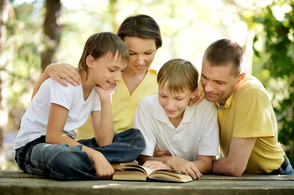 Čtení rodina — Stock fotografie