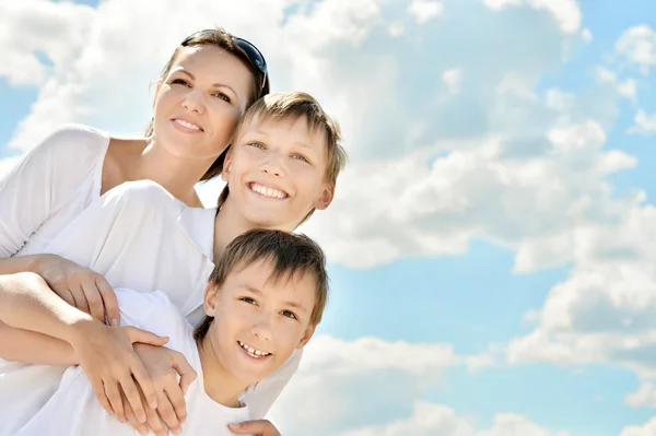 Mutter mit Söhnen auf Himmelshintergrund — Stockfoto