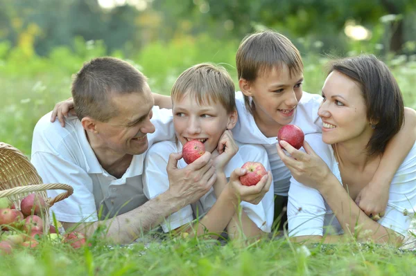 Famille en pique-nique — Photo