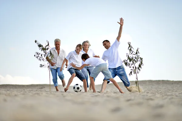 Aile futbol oynuyor — Stok fotoğraf