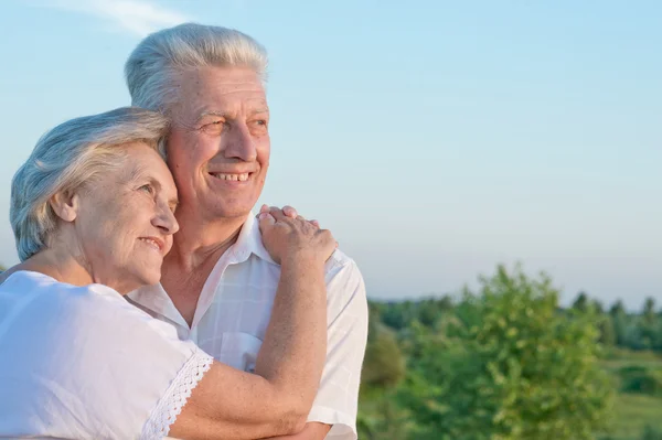 Hermosa pareja de ancianos caucásicos al aire libre —  Fotos de Stock