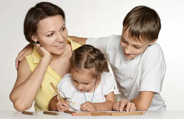 Mamá dibujando con sus hijos — Foto de Stock