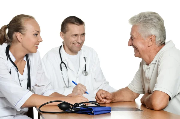 Mann mit zwei Ärzten lächelnd — Stockfoto