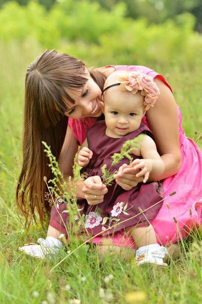 Madre feliz con su hija —  Fotos de Stock