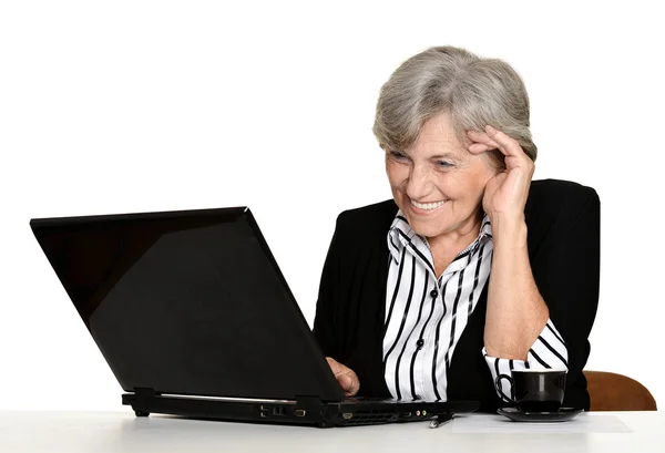 Mulher velha com um laptop — Fotografia de Stock