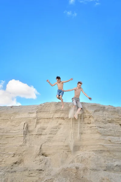 Δύο αγόρια, πηδώντας από ένα λόφο — Φωτογραφία Αρχείου