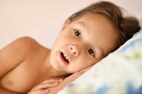 Chica en su cama — Foto de Stock