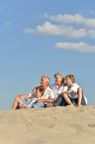 Stor lycklig familj koppla av på sanden tillsammans — Stockfoto