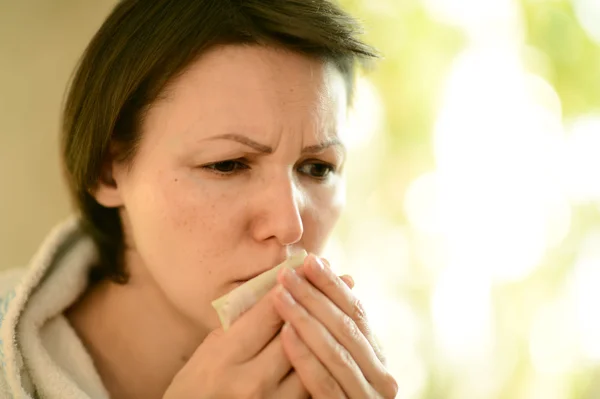 Mulher jovem tosse — Fotografia de Stock