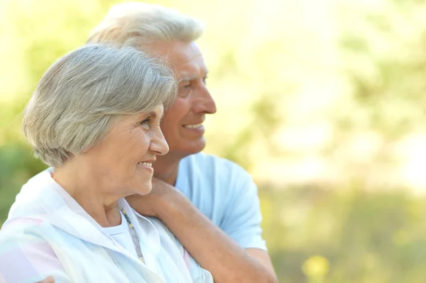 Gran pareja disfruta de la unión con la naturaleza — Foto de Stock