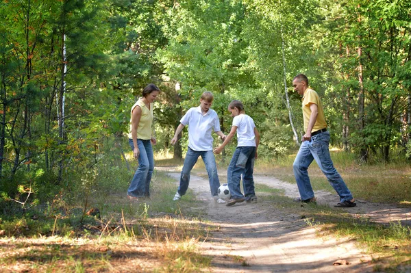 Famille dans un parc — Photo