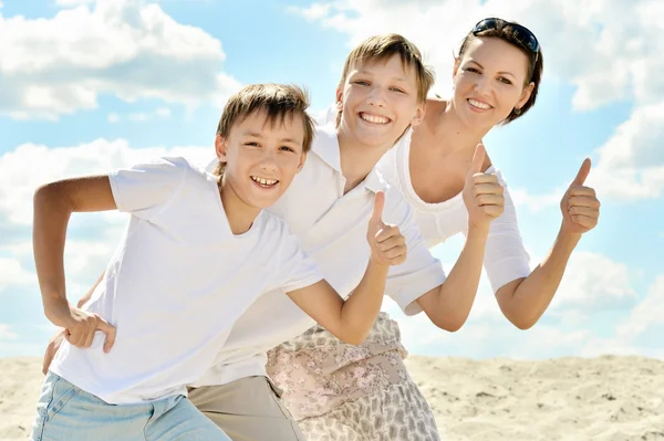 Familia feliz mostrando pulgares al aire libre — Foto de Stock