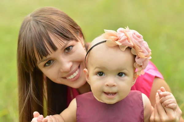 Gelukkige moeder met haar dochter — Stockfoto