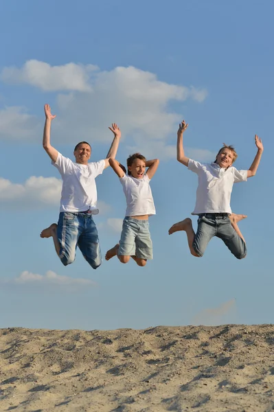 야외에서 점프 하는 행복 한 가족 — 스톡 사진