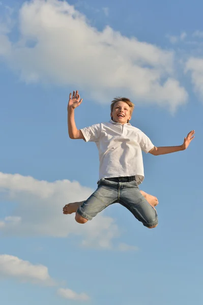 Niño saltando — Foto de Stock