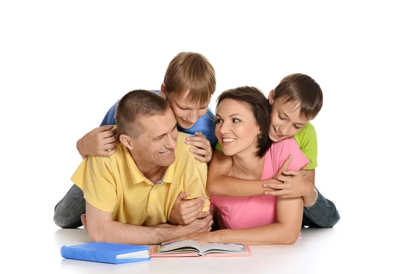 Rodina na podlahu s knihami — Stock fotografie