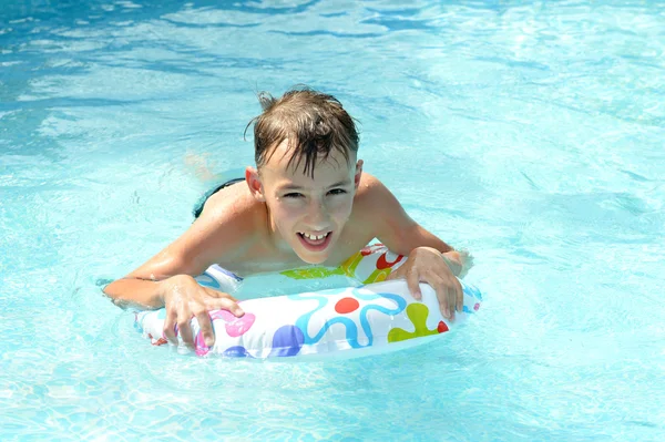 Heureux adolescent garçon sweeming dans piscine — Photo