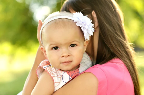 Felice madre con sua figlia — Foto Stock