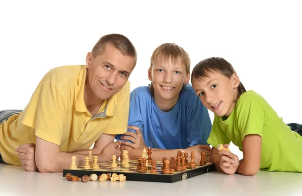 Pai e dois filhos jogando xadrez — Fotografia de Stock