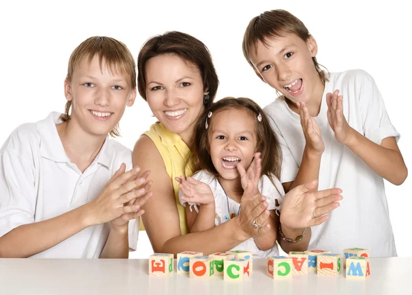 Moeder en haar kinderen spelen met kubussen — Stockfoto