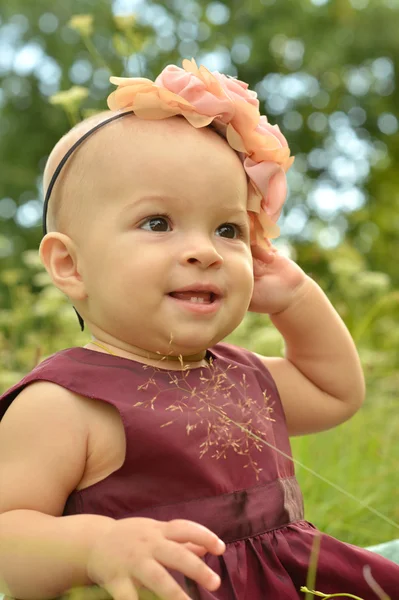 Petite fille dans le parc — Photo