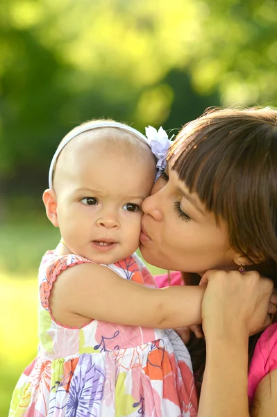 Madre feliz con su hija — Foto de Stock