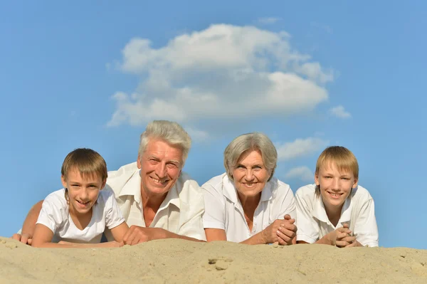 Wielki happy family razem relaks na piasku — Zdjęcie stockowe