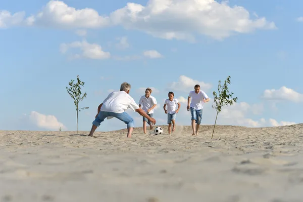 Familie spielt Fußball — Stockfoto