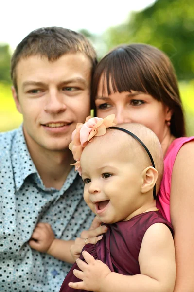 Familie in het park — Stockfoto