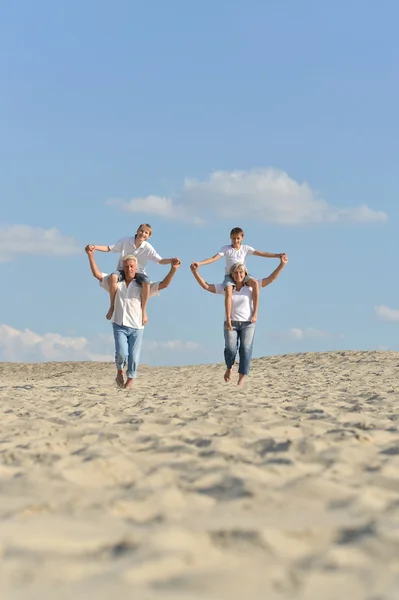 Familia feliz caminando al aire libre — Foto de Stock