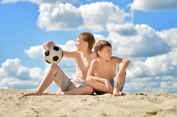 Glückliche Jungen, die draußen sitzen — Stockfoto