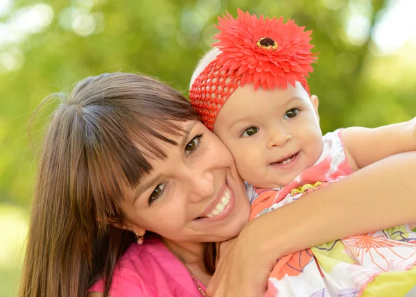 Gelukkige moeder met haar dochter — Stockfoto
