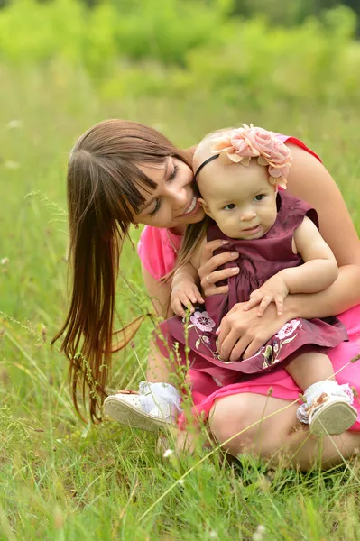 Gelukkige moeder met haar dochter — Stockfoto