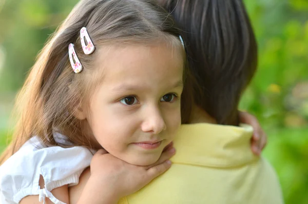 Madre feliz con su hija — Foto de Stock