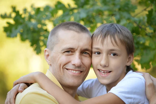Sonriente padre e hijo —  Fotos de Stock