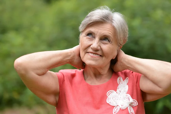 Hübsche ältere Frau im Park — Stockfoto