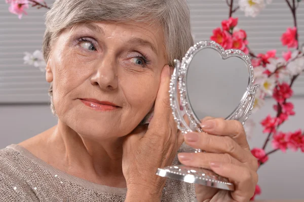 Porträt einer glücklichen alten Frau mit Spiegel — Stockfoto