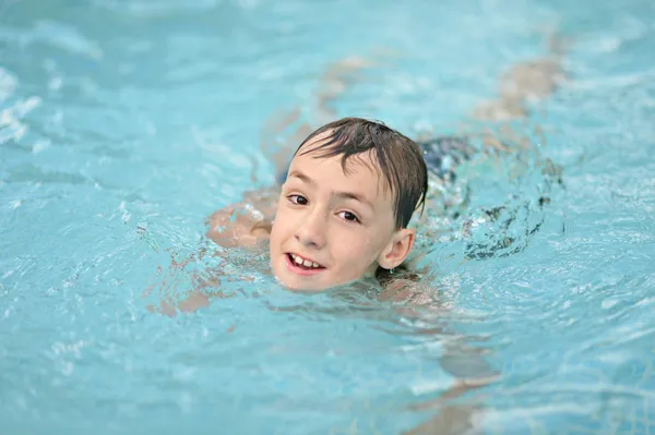 Kid zwemmen in zwembad — Stockfoto