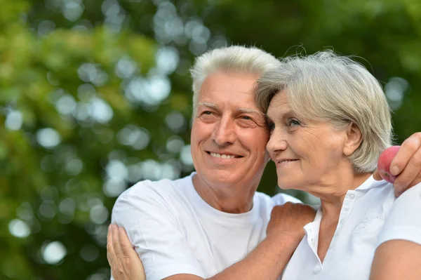 Hermosa pareja de ancianos en el parque — Foto de Stock