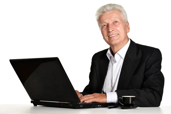 Oudere man met een laptop werkt — Stockfoto