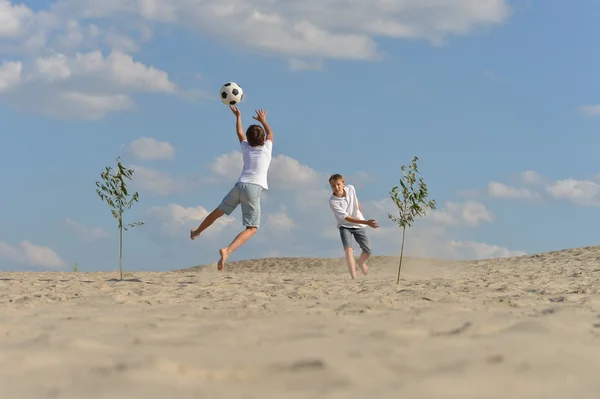 Familj spelar fotboll — Stockfoto