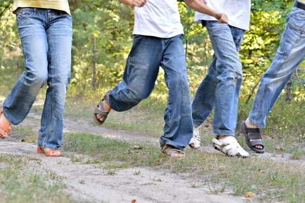 Beine laufender Menschen — Stockfoto