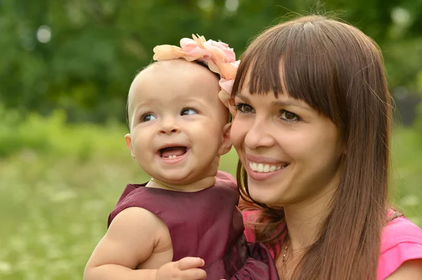 Gelukkige moeder met haar dochter — Stockfoto