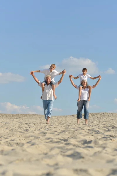 Familia feliz caminando al aire libre — Foto de Stock