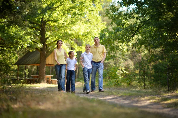Ευτυχισμένη οικογένεια σε ένα πάρκο — Φωτογραφία Αρχείου