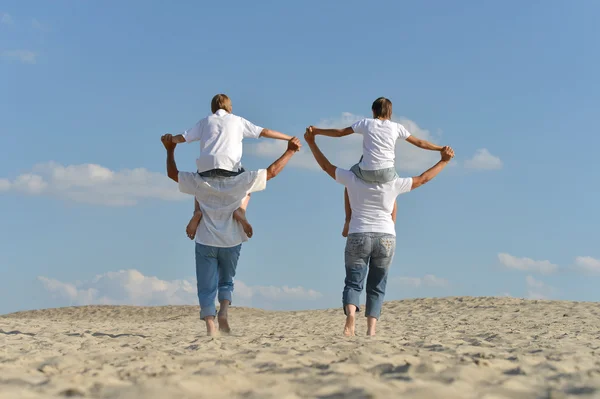 Familia feliz caminando al aire libre — Foto de Stock